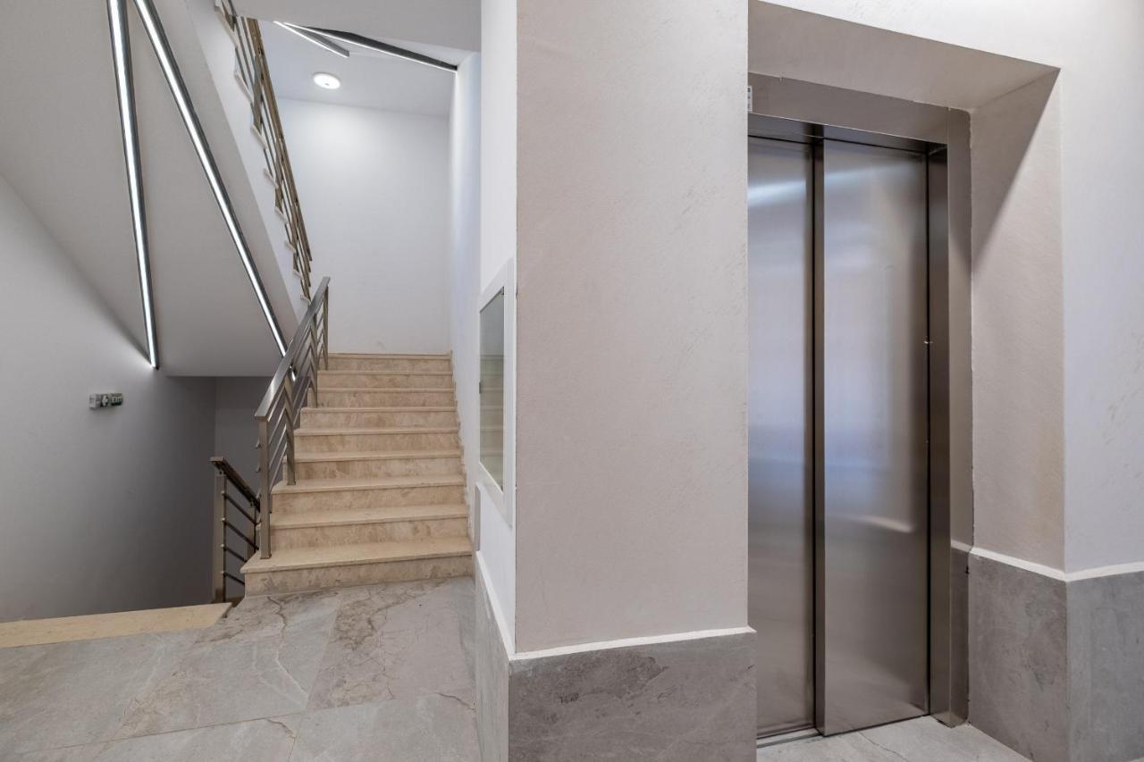Emirates Lux Apartment And Parking 소피아 외부 사진