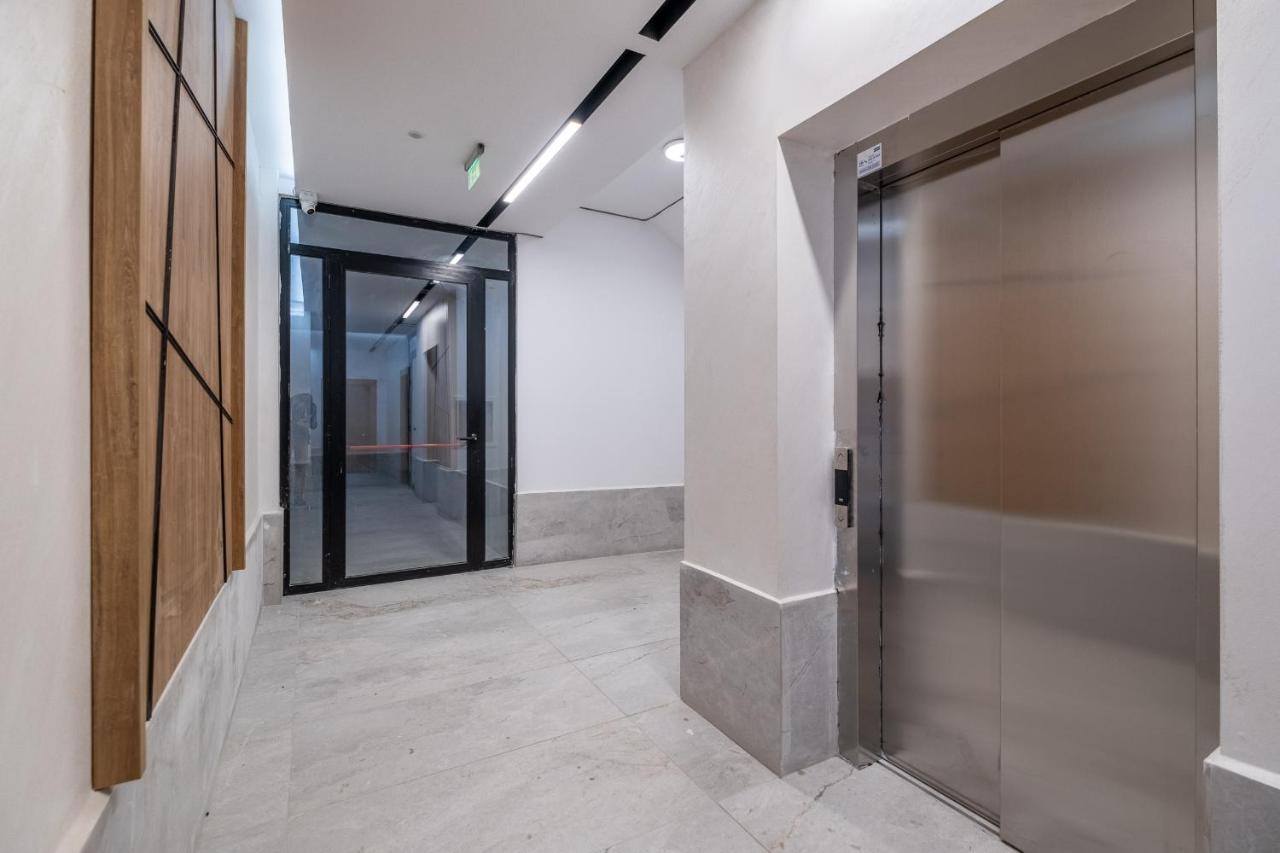 Emirates Lux Apartment And Parking 소피아 외부 사진